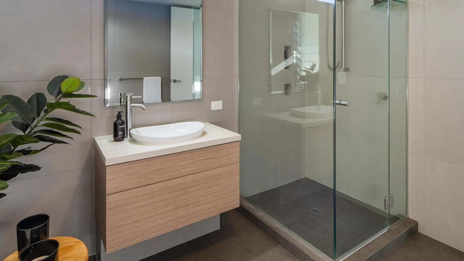 Cotton Tree Beach House - Stylish Family Convenience Maroochydore 0*,