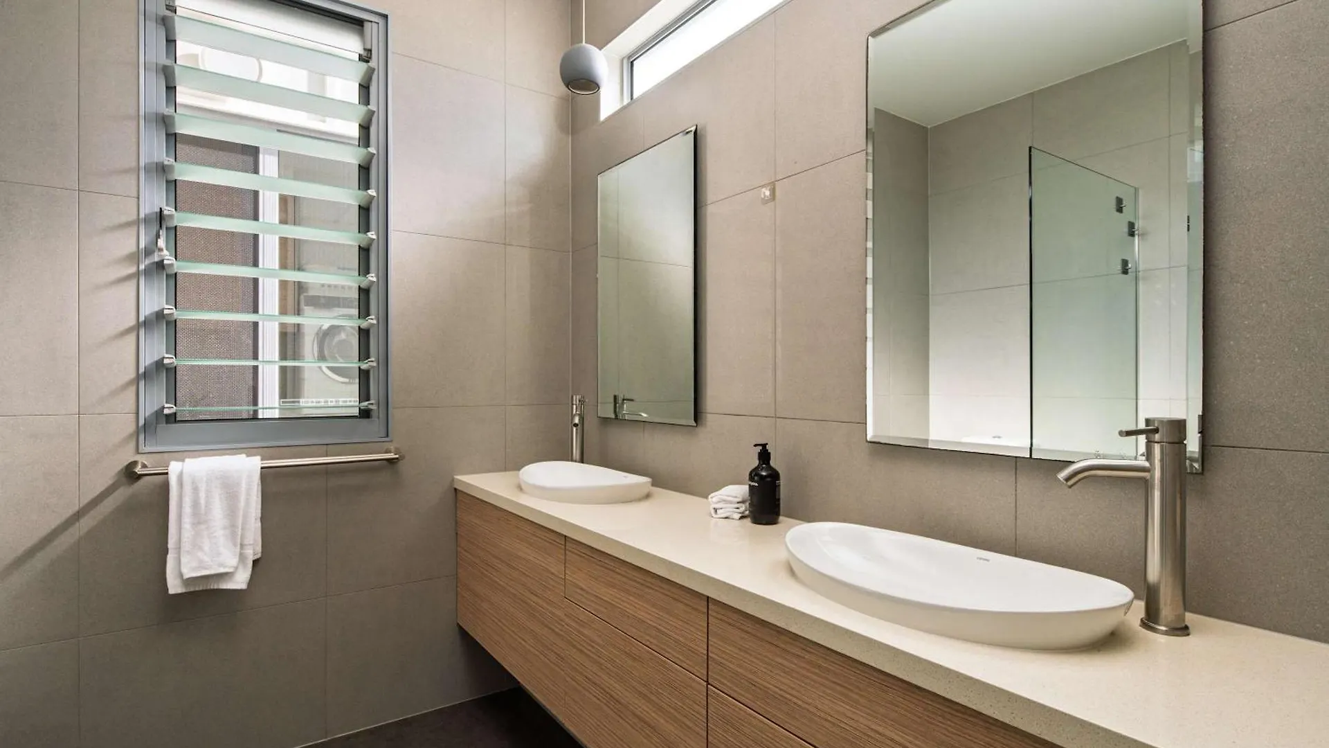 Cotton Tree Beach House - Stylish Family Convenience Maroochydore